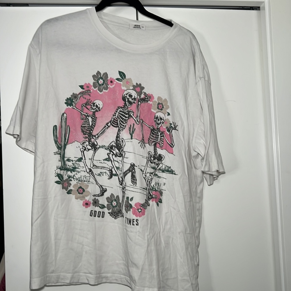 Skeleton white graphic tshirt with flowers 100% cotton with grey pink